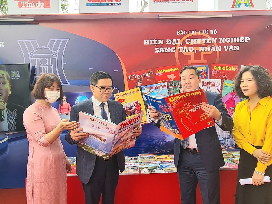 Lãnh đạo thành phố và lãnh đạo Sở Văn hoá Hà Nội tham quan gian trưng bày của Hội Nhà báo thành phố Hà Nội