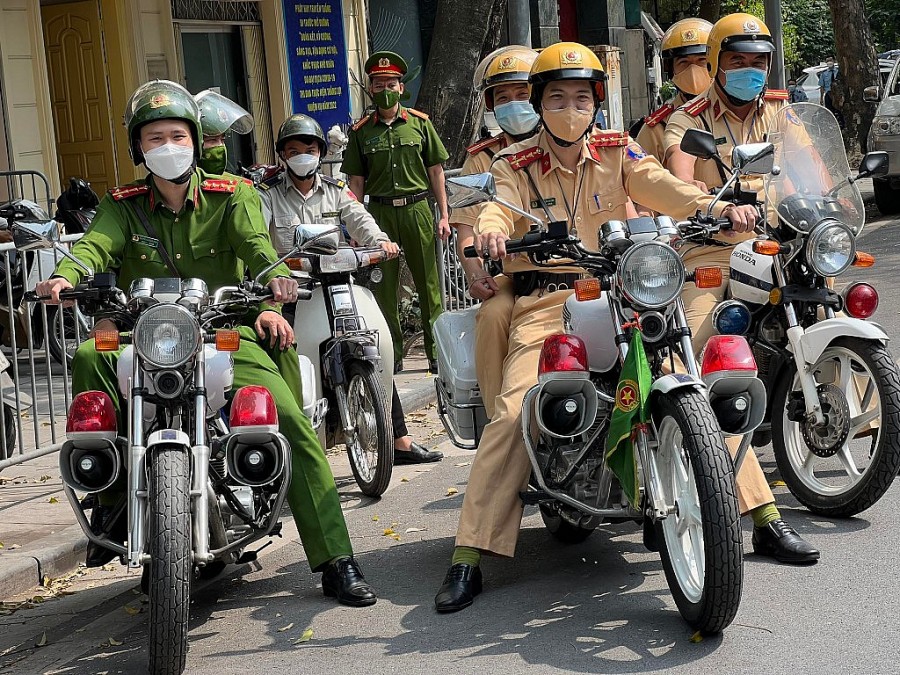 Lực lượng CSGT và trật tự Công an quận Hoàn Kiếm triển khai phương án