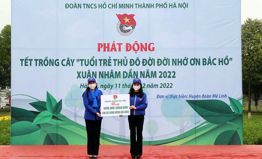 Đồng chí Chu Hồng Minh, Bí thư Thành đoàn Hà Nội trao biển công trình vườn ươm thanh niên cho Huyện đoàn Mê Linh