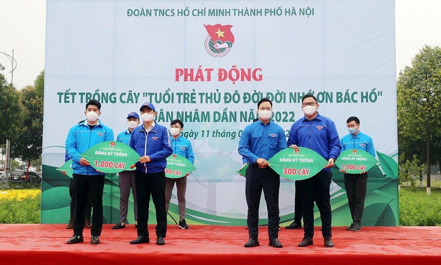 Đại diện thường trực Đoàn Thanh niên 30 quận huyện thị trên địa bàn TP.Hà Nội trao biển đăng ký chỉ tiêu trồng cây 2022