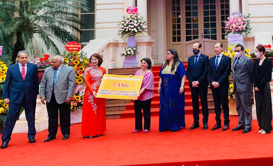 Đại sứ quán các nước nói tiếng Tây Ban Nha tại Việt Nam trao tặng sách cho Thư viện Quốc gia Việt Nam.