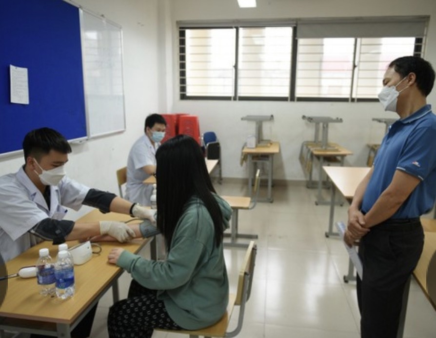 Gần 1.000 học sinh lớp 6 tại Hà Nội được tiêm vắc xin phòng COVID-19