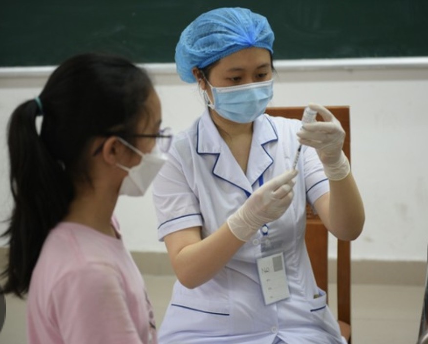 Gần 1.000 học sinh lớp 6 tại Hà Nội được tiêm vắc xin phòng COVID-19