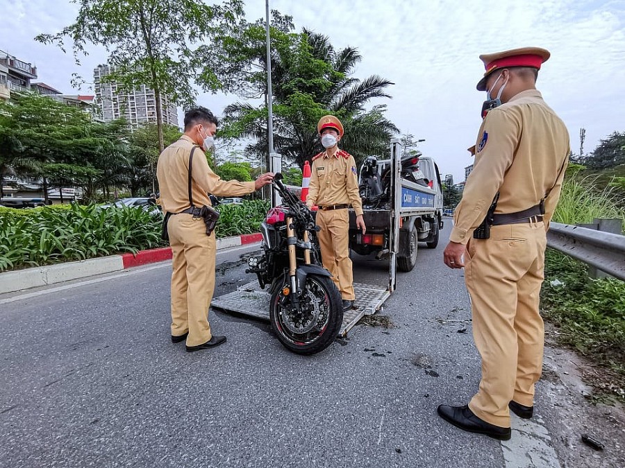 Lực lượng chức năng thu dọn hiện trường