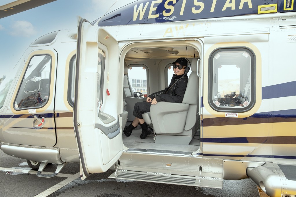 Nhà thiết kế Đỗ Mạnh Cường trong một chuyến trực thăng tham quan dự án NovaWorld Ho Tram