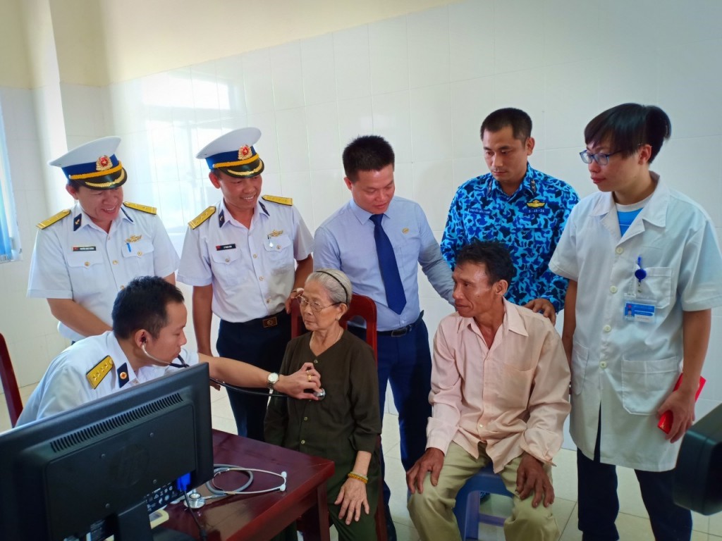 Tuổi trẻ Lữ đoàn 189 khám chữa bệnh, cấp phát thuốc miễn phí cho Nhân dân tại Phú Yên