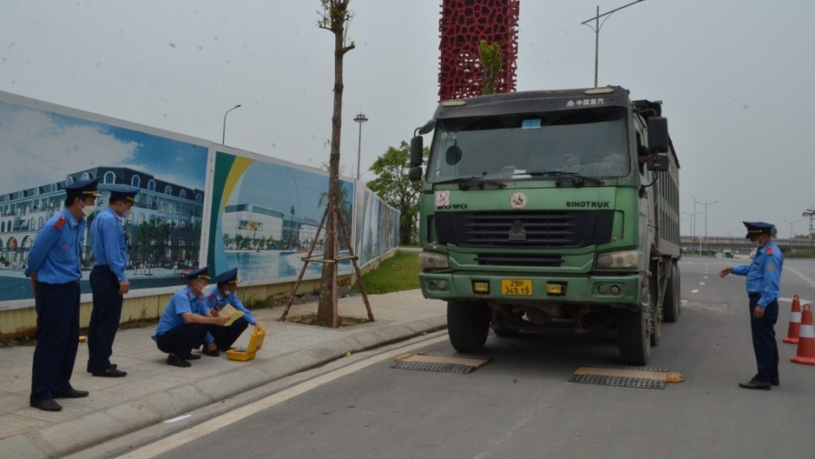 Tổ công tác thực hiện kiểm tra giấy tờ của lái xe vi phạm các quy định về trật tự an toàn giao thông