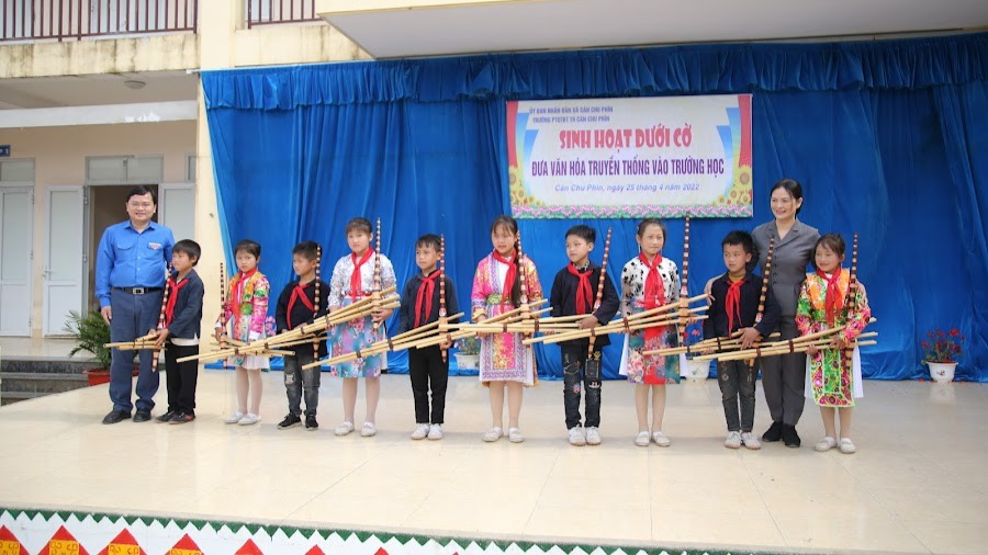Bí thư thứ nhất Trung ương Đoàn Nguyễn Anh Tuấn trao tặng nhạc cụ đến các em học sinh
