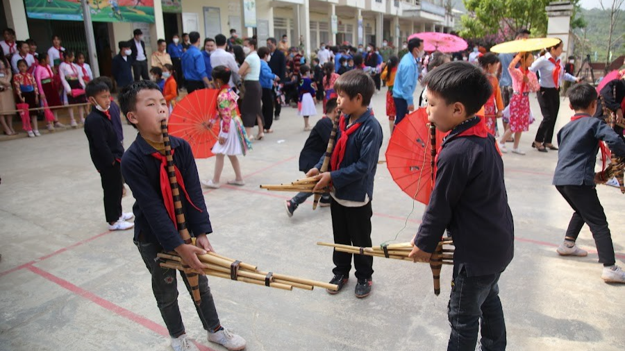 Các em học sinh biểu diễn khèn Mông