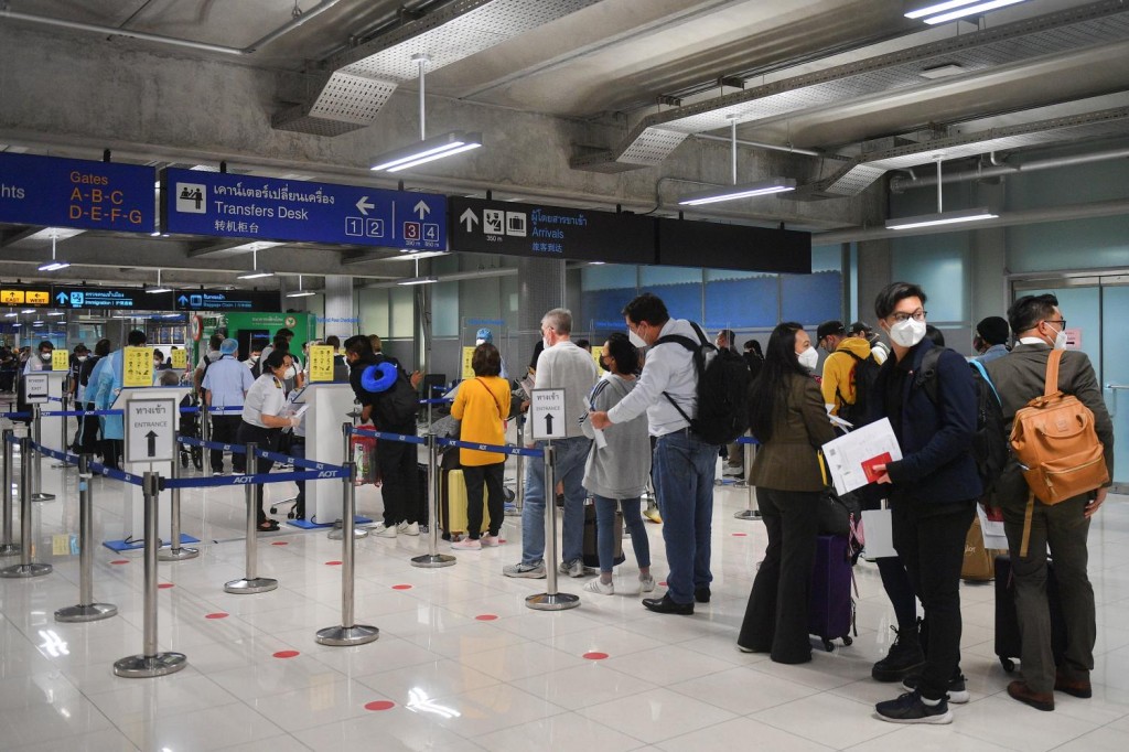 Du khách nước ngoài làm thủ tục nhập cảnh tại sân bay Suvarnabhumi ở Bangkok, Thái Lan (Ảnh: Reuters)