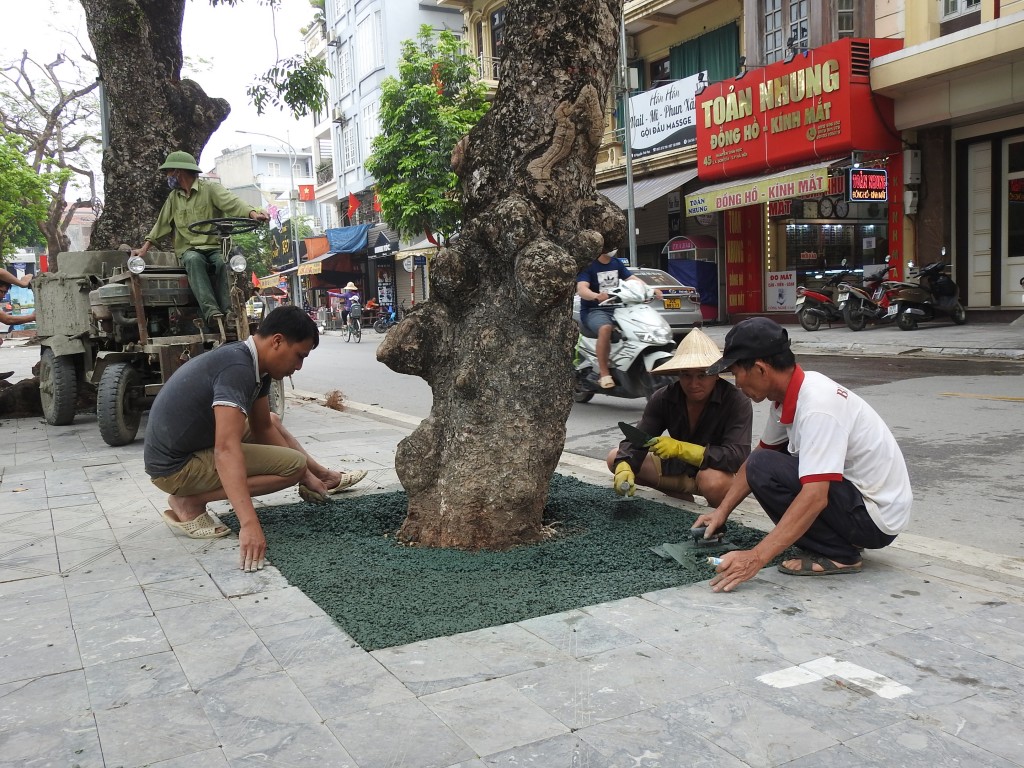 Bê tông xốp hay còn gọi là bê tông siêu nhẹ là một trong những vật liệu nhân tạo mới rất được ưa chuộng hiện nay. Loại vật liệu này có rất nhiều lỗ rỗng dạng lớn nhỏ khác nhau. Bê tông xốp được tạo ra bằng cách pha trộn với tỷ lệ chuẩn xi măng và bật khí để tạo ra một hỗn hợp bê tông bọt nhẹ mà vẫn có độ bền tốt. Vì vậy, sản phẩm này phù hợp với các hạng mục cần độ bám dính cao và không yêu cầu khả năng chịu nén. Ví dụ như: gạch nhẹ, tấm tường, tấm sàn nhẹ, đổ cách âm, chống nóng, chống thấm,…