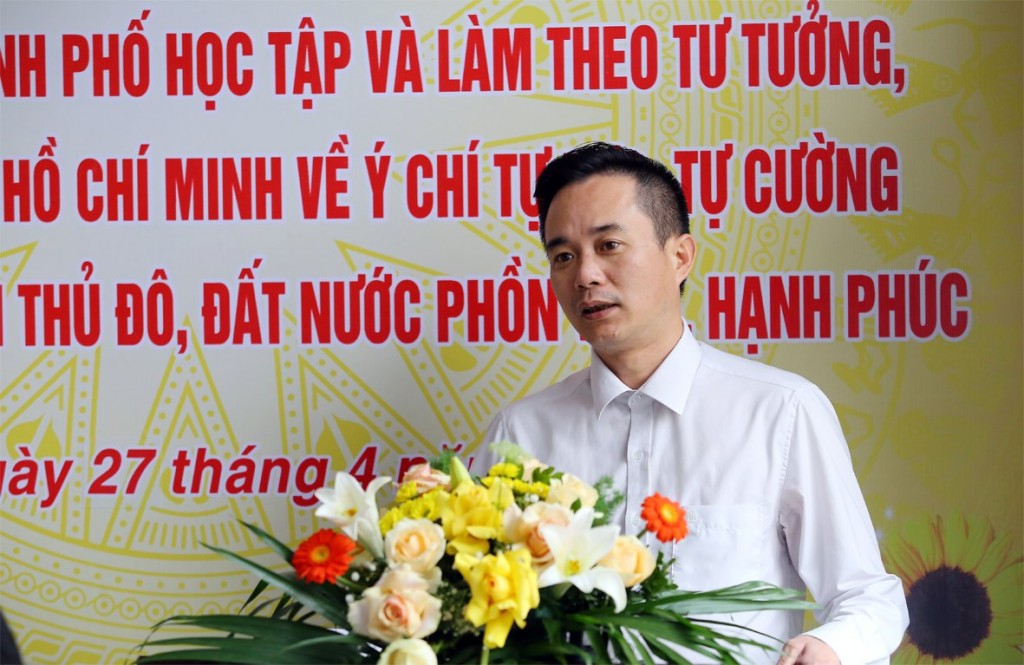Đồng chí Ngô Vương Tuấn, Phó Bí thư Chi bộ, Phó Tổng biên tập Báo Tuổi trẻ Thủ đô phát biểu tại buổi sinh hoạt chuyên đề