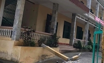 Hòa Bình: Cột bê tông đổ trúng nhóm học sinh, 2 em nhập viện