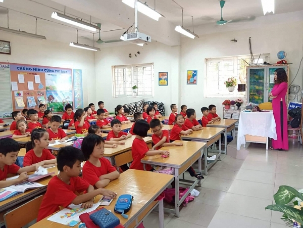 ha noi cam ban dai dien phu huynh khong duoc thu 7 khoan tien