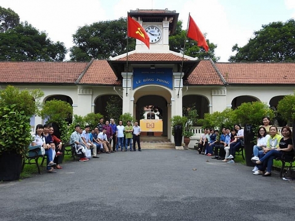 vua hoc tap o nuoc ngoai xong hieu truong xin nghi viec