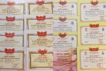 Lại đến mùa khoe giấy khen lên Facebook: Cuộc đua thể diện của bố mẹ?