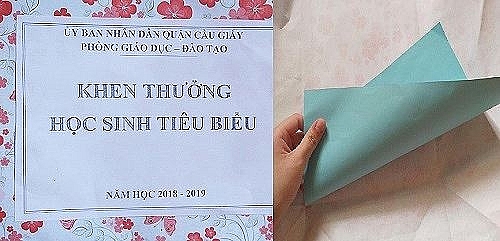 cau giay trao thuong hoc sinh gioi to giay vi so mat tien