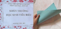 Cầu Giấy: Trao thưởng học sinh giỏi tờ giấy vì sợ... mất tiền