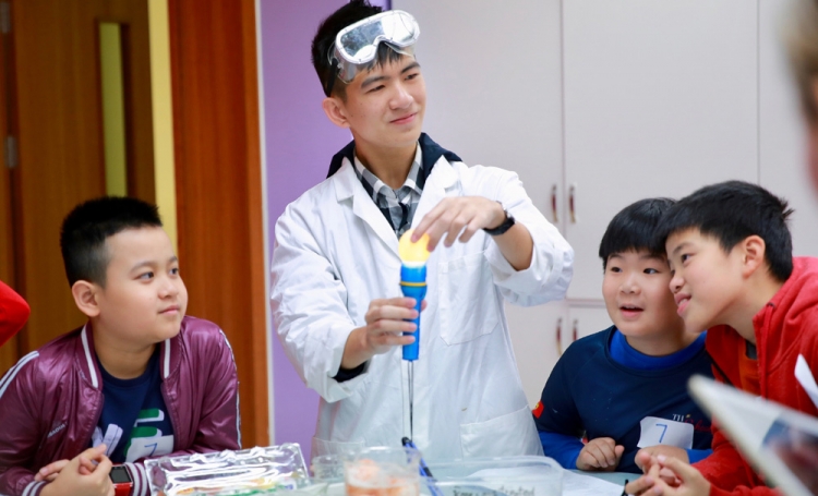 Tiếng rao của bà đưa nam sinh Hà Tĩnh tới Washington với học bổng 260.000 USD