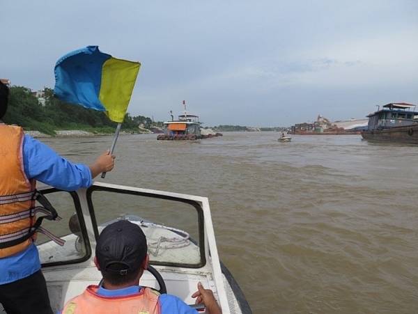 cam tau tren song hong doan qua cang khuyen luong tu 285 16