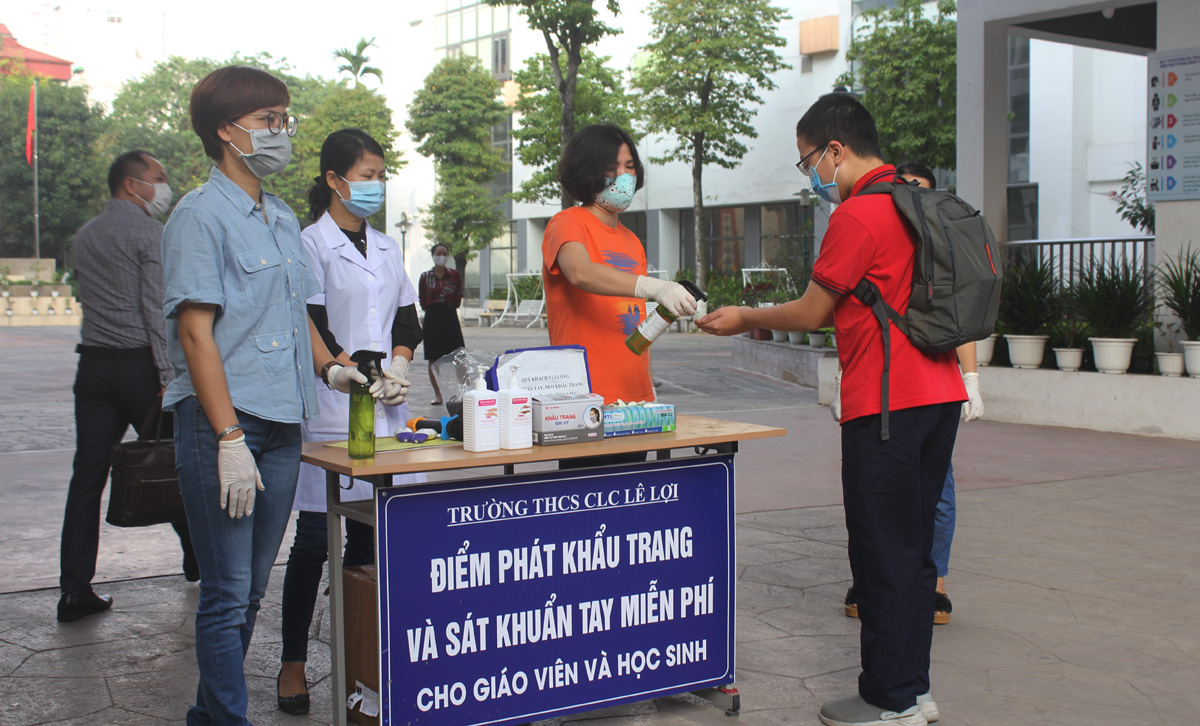 700.000 học sinh Hà Nội hân hoan trở lại trường sau 3 tháng nghỉ phòng dịch Covid-19