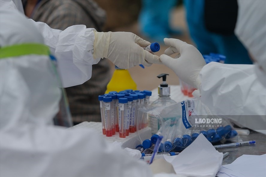 Thiết bị y tế cập cảng 13 tỉ, về đến bệnh viện 40 tỉ đồng!