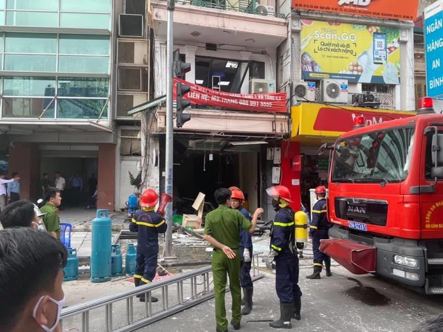 Hà Nội: Bình gas nhà hàng gà rán phát nổ, 5 người bị thương