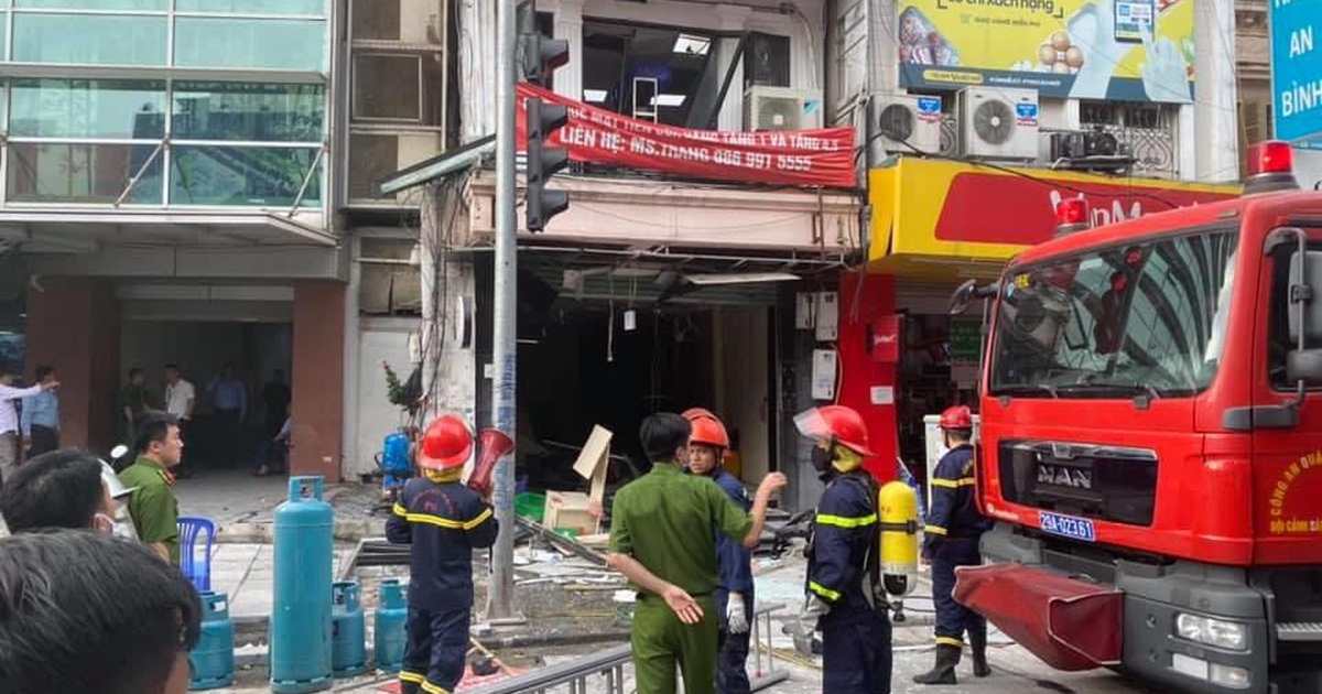 Hà Nội: Bình gas nhà hàng gà rán phát nổ, 5 người bị thương