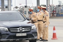 Tổng kiểm soát các phương tiện giao thông: Hành khách cũng bị kiểm tra