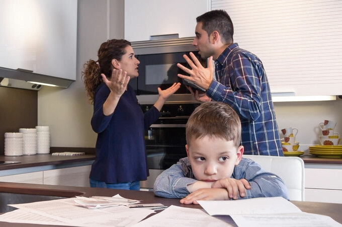 Xử lý khi bố mẹ bất đồng trong dạy con