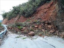 Mưa lớn tại Lào Cai gây sạt lở và làm ách tắc Quốc lộ 279