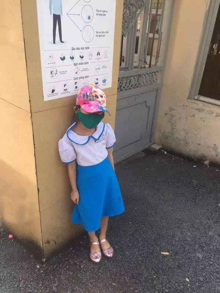 cau chuyen be lop 1 dung ngoai cong truong giua trua nang vi di hoc som lam cong dong mang buc boi