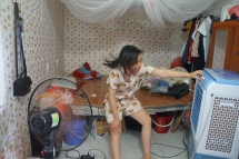 Công nhân chật vật chống chọi với nắng nóng