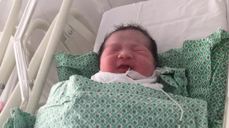 Nhân viên CDC Hà Nội đỡ đẻ cho sản phụ đẻ rơi vì tắc đường