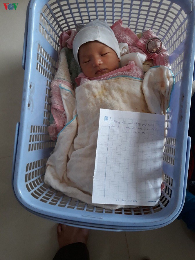 be trai 10 ngay tuoi bi bo ben duong cung buc thu mong duoc cuu mang