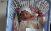 Bé trai 10 ngày tuổi bị bỏ bên đường cùng bức thư “mong được cưu mang“