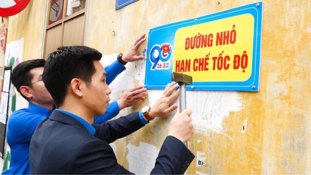 Gắn biển báo giao thông tại các ngõ, ngách