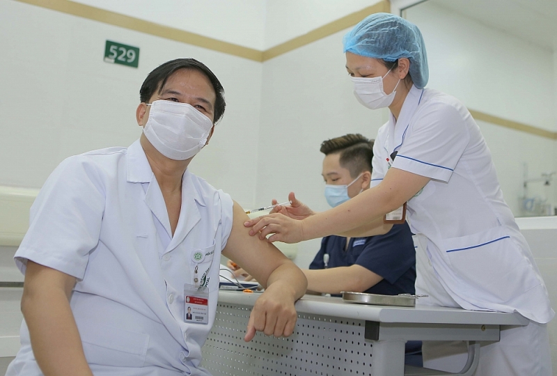 Tiêm vắc xin phòng Covid-19​​​​​​​ cho 1.500 nhân viên y tế Bệnh viện Bạch Mai