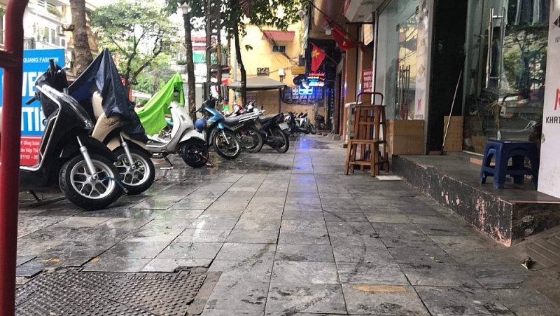 Hà Nội: Trà đá, hàng quán vỉa hè lén mở bất chấp lệnh cấm