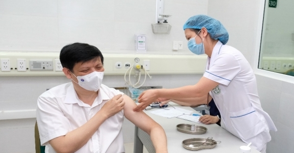 Bộ trưởng Bộ Y tế Nguyễn Thanh Long tiêm vắc xin phòng Covid-19 tại Bệnh viện Bạch Mai