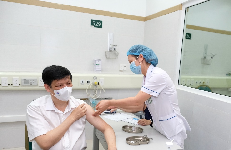 Bộ trưởng Bộ Y tế Nguyễn Thanh Long tiêm vắc xin phòng Covid-19 tại Bệnh viện Bạch Mai