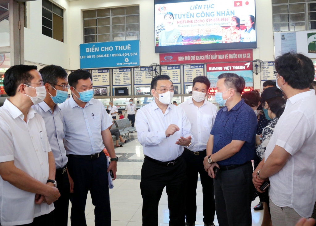 Chủ tịch UBND TP Chu Ngọc Anh kiểm tra công tác phòng chống dịch ở Bến xe Mỹ Đình