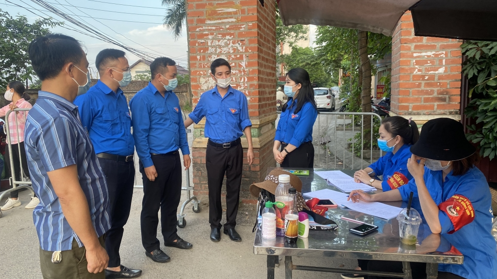 Đồng chí Chu Hồng Minh, Bí thư Thành đoàn Hà Nội động viên thanh niên tình nguyện