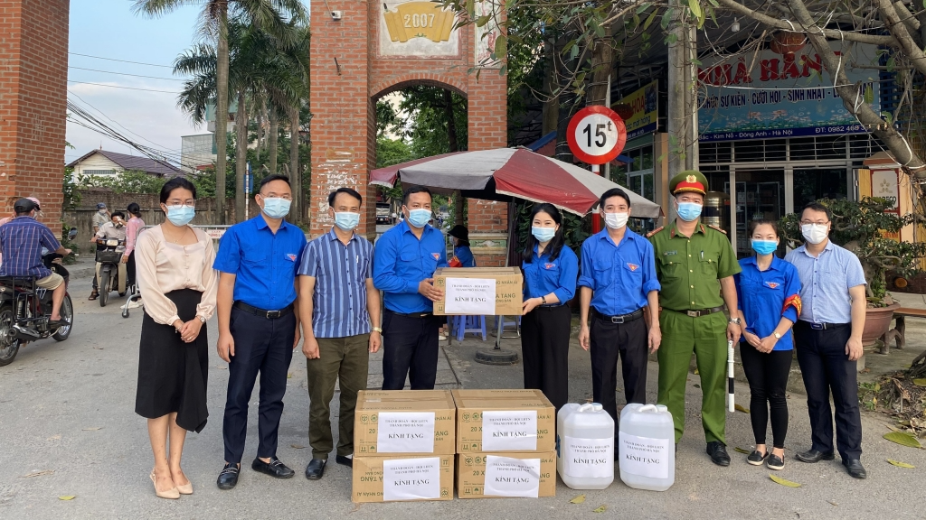Đồng chí Chu Hồng Minh, Bí thư Thành đoàn Hà Nội tặng quà các lực lượng chức năng và thanh niên tình nguyện huyện Đông Anh