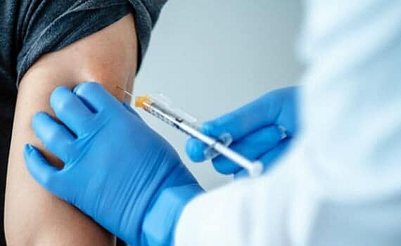 Tiêm vắc xin Covid-19 và nguy cơ tử vong: Lợi và hại