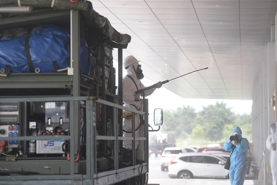 Lượng hóa chất đậm đặc được phun trên mặt đường nội bộ của bệnh viện Lượng hóa chất đậm đặc được phun trên mặt đường nội bộ của bệnh viện