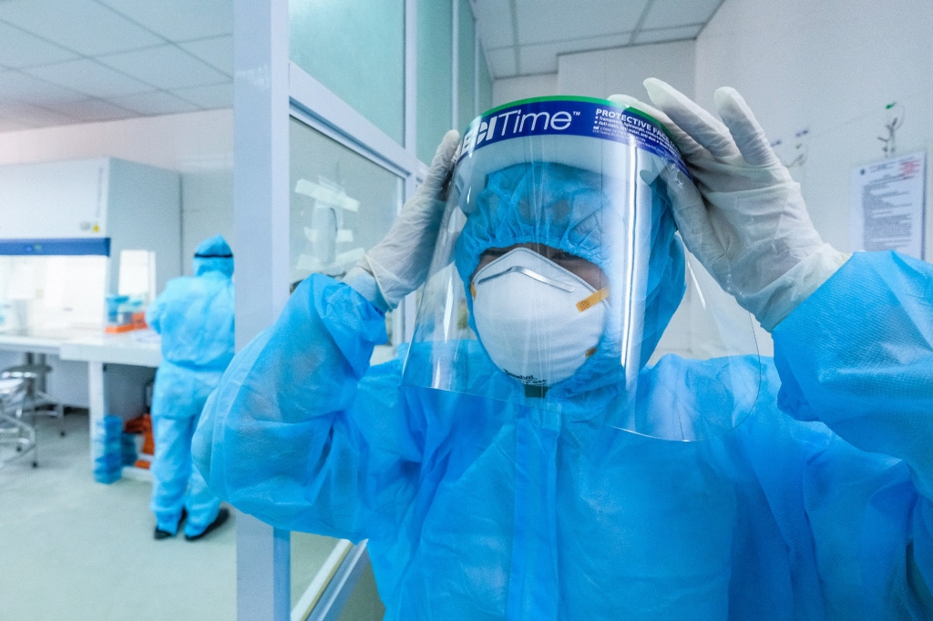Nhân viên CDC Hà Nội chuẩn bị thực hiện xét nghiệm các mẫu bệnh phẩm để truy vết COVID-19 - Nhân viên CDC Hà Nội chuẩn bị thực hiện xét nghiệm các mẫu bệnh phẩm để truy vết COVID-19 -