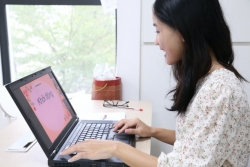 Học sinh lớp 12 ở Hà Nội làm bài kiểm tra khảo sát trực tuyến