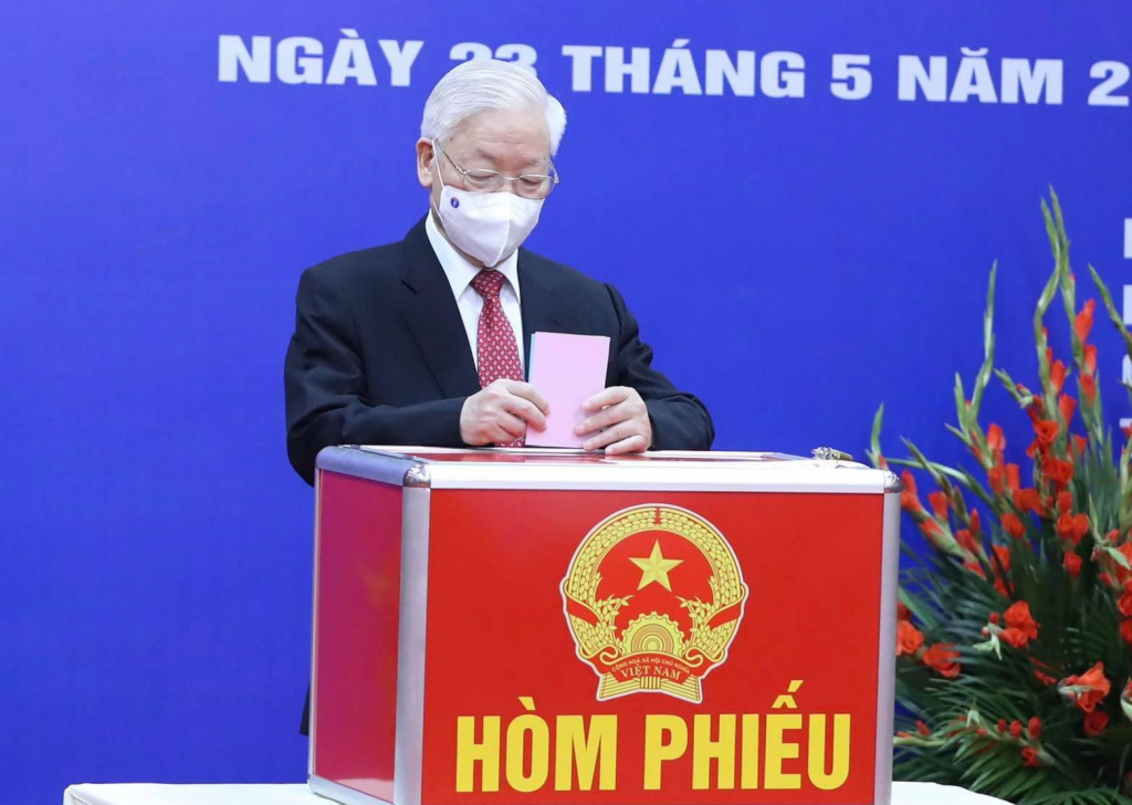 Tổng Bí thư Nguyễn Phú Trọng bỏ phiếu tại Khu vực bỏ phiếu số 4 (58 Nguyễn Du, Hai Bà Trưng, Hà Nội) thuộc đơn vị bầu cử số 1 TP Hà Nội