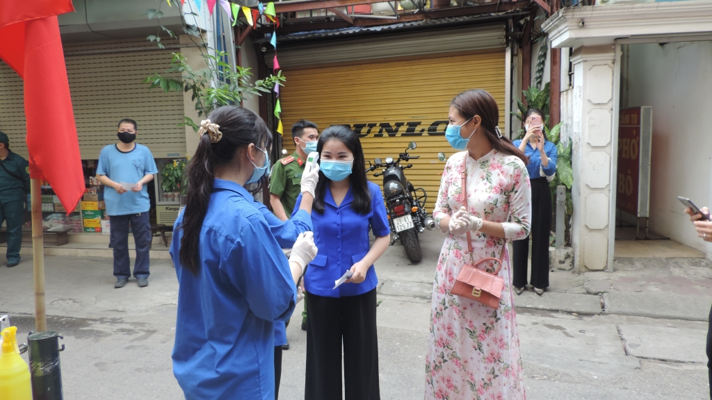 Thanh niên tình nguyện phường Ngọc Khánh tích cực thực hiện nhiệm vụ tại điểm bỏ phiếu